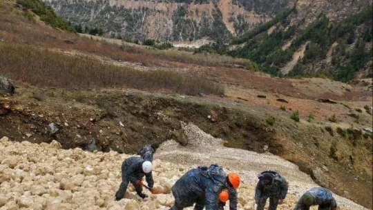 हिमपहिरोमा परेका तीन जनाको शव खलंगा ल्याइदै