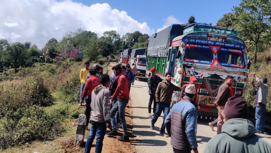 डडेल्धुरामा दुई वटा गाडीको ब्रेक फेल, भीमदत्त राजमार्ग बन्द