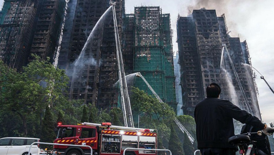 हङकङको उत्तरी जिल्लास्थित आठ भवन भएको एक विशाल आवासीय कम्प्लेक्समा लागेको भीषण आगलागी। तस्बिरः बिबीसी