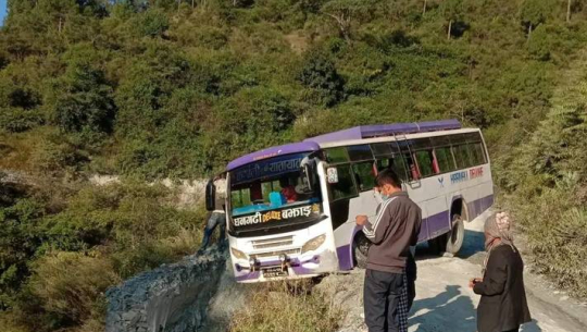 धनगढीदेखि बझाङ जादै गरेको बस भिरमा अड्केपछि...