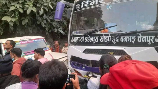 बझाङमा बस र जिप आपसमा ठोक्किए
