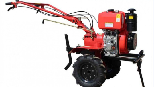 कृषि पेशामा प्रेरित गर्न किसानहरुलाई कृषि उपकरण वितरण