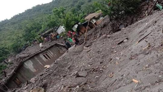 बझाङ पहिरोमा पुरिएका चार जनाको शव निकालियो, अन्यको खोजी जारी