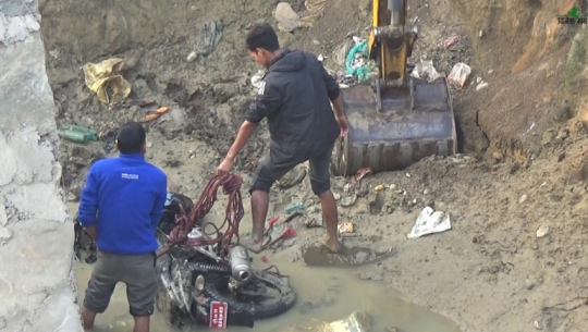 An unclaimed bike found in a ditch at construction site in Chatakpur, Dhangadhi