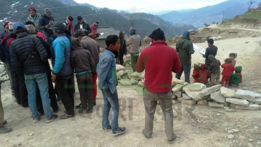 बझाङमा जीपले तोकेभन्दा दोब्बर भाडा लिएपछि गाँउलेले सडकमा लगाए पर्खाल