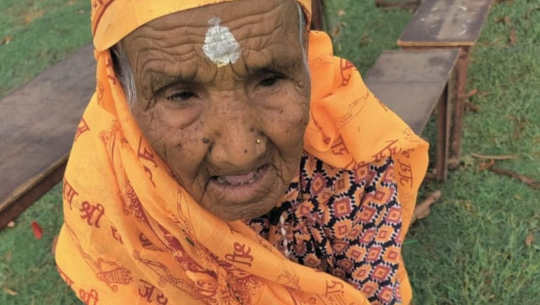 कञ्चनपुरको बेलडाँडीमा १०५ वर्षीया वृद्धाले हालिन् भोट 