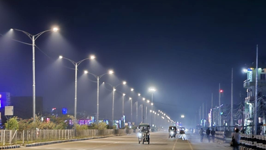 धनगढीको चौराहमा चिरा परेको सडक मर्मत भएन, हस्तान्तरणमा ढिलाई