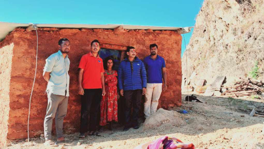 डोटीमा श्रमदान गरेर विपन्न महिलाको घर निर्माण 