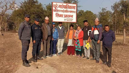 चुरे गाउँपालिका गौरीगंगा नगरपालिका क्षेत्रसँग जोडिएका सिमामा बोर्ड लगाउदै