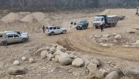 कैलालीको गोदावरी र खैराना नदीबाट १९ गाडी प्रशासनको नियन्त्रणमा