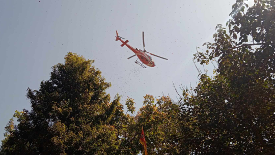 बेहडाबाबामा मन्दिरमा हेलिकप्टरबाट पुष्प वर्षा, भक्तजनको घुँइचो