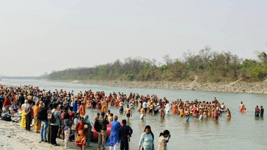 कुम्भ मेलामा दर्शनार्थीको घुइँचो