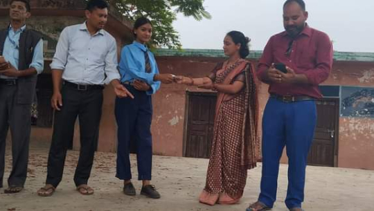 वैवाहिक उत्सवको अवसरमा बिरुवा रोप्न विद्यालयलाई आर्थिक सहयोग