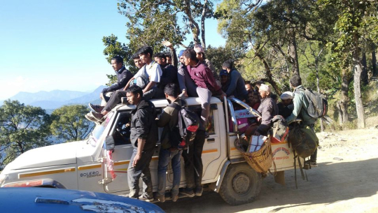 कैलालीको चुरेसम्म चल्ने जिप चालकले क्षमताभन्दा ५ गुणा बढी यात्रु ओसार्दै