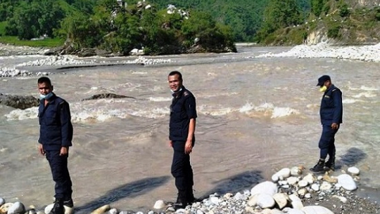डडेल्धुरामा विद्यालयमै मुत्यु भएका लेखापालको मलामी गएका पुरुष सेतीमा बगे