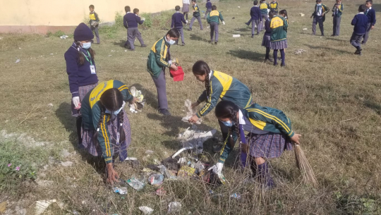 कैलाली मोडेल स्कुलका विद्यार्थीले गरे समुदायमा सरसफाइ