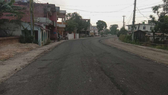 धनगढीमा सहिदगेट–राजघाट सडक ठेक्का भएको चार वर्षपछि कालोपत्र हुँदै