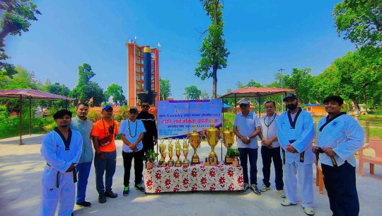 प्रथम सुदूरपश्चिम शिवपुरि खुल्ला फ्राइन्डसीप प्रतियोगीताको ट्रफी सार्वजनीक