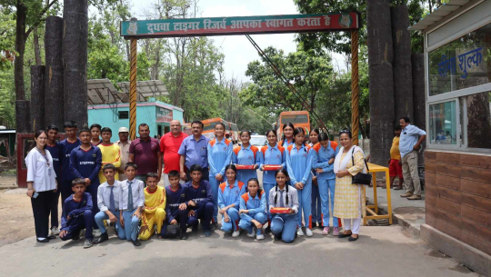 भारतले विश्वकप जितेको खुसीमा स्टेपिङ स्कुलका विद्यार्थीले बाँडे सिमानाकामा मिठाई