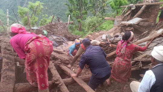 वर्षाले डडेल्धुरामा एक घर भत्कियो