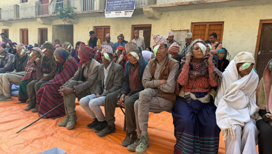 आँखाको ज्योति फर्किएपछि बाजुराको दुर्गम गाउँबस्तीका बुढापाका खुसी