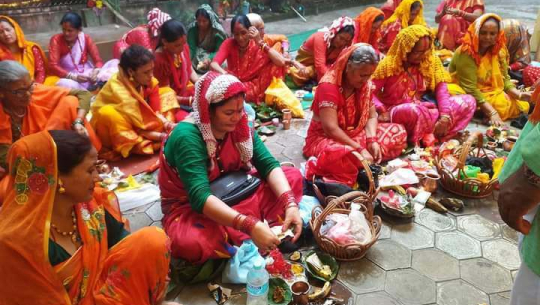 सुदूरपश्चिममा अठवाली सकेर विवाहित महिलाले लगाए ‘धुबधागो’