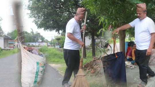 धनगढीका लोकबहादुर खड्का ६ वर्षदेखि प्लास्टिकमुक्त धनगढी अभियानमा