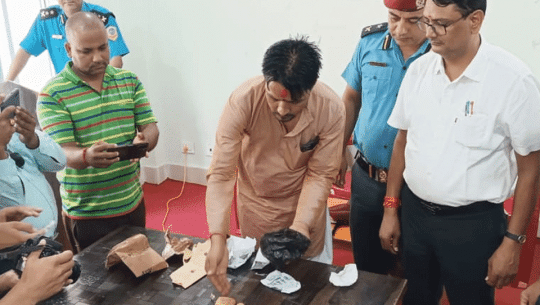 भारतबाट चोरी गरेको सुन डोटी प्रहरीले फिर्ता गर्न लगायो, २ जना पलियामा पक्राउ