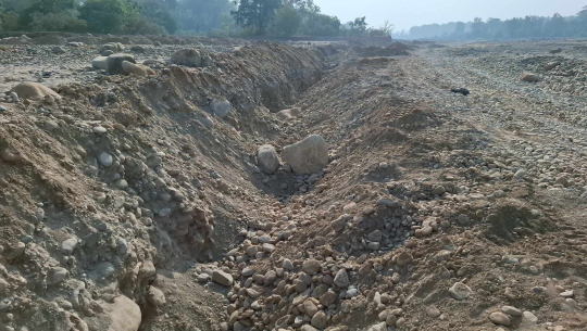 कञ्चनपुरमा चुरेको निषेधित क्षेत्रबाटै नदीजन्य पदार्थको अबैध उत्खनन्