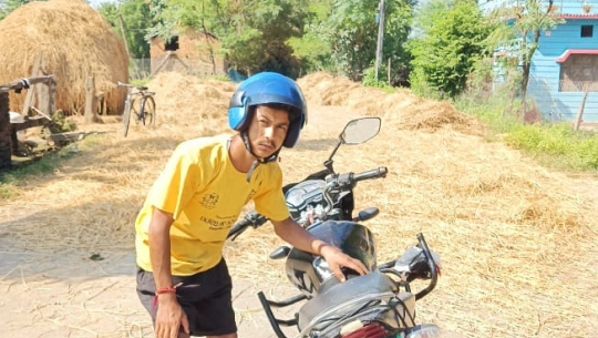 धनगढीका सडकमा किसान पराल सुकाउदै
