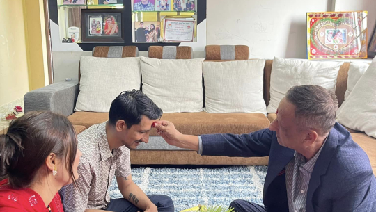 दशैंः मान्यजनको हातबाट टीका थापिँदै