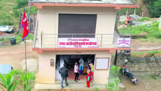 बैतडीमा नगरपालिकाकी उपमेयरले वकिललाई जुत्ता प्रहार गरेको आरोप !