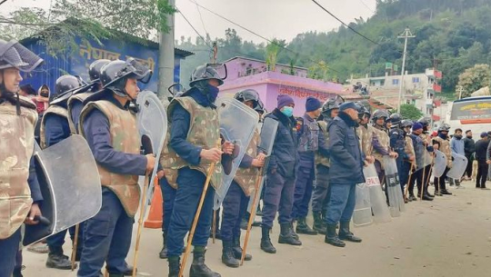 मृतक युवकका परिवारलाई क्षतिपुर्ति दिने सहमतिपछि अबरुद्ध राजमार्ग खुल्यो