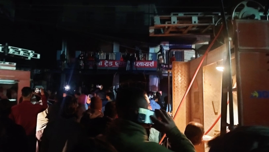 कैलालीमा कपडाको गोदाममा आगलागी हुँदा ८० लाखको क्षति, तीन जना घाईते  