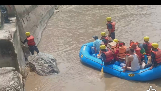 सेती नदीको बीचभागमा फसेका ११ जनाको सकुशल उद्धार