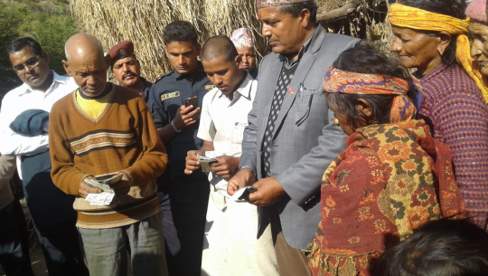 मृतक र घाइतेका घरमा गएर नगर प्रमुख जोशीद्वारा राहत वितरण