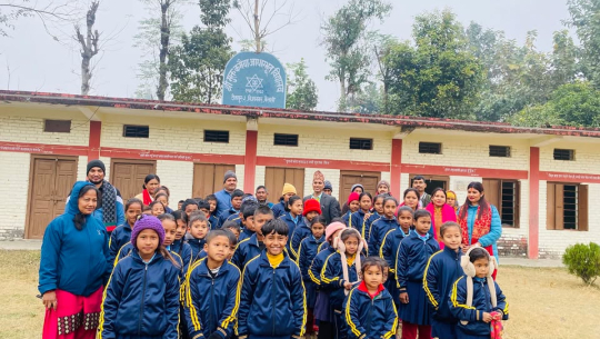 नविल बैंकको टीकापुर शाखाद्वारा मुक्त कमैया आधारभूत विद्यालयमा न्यानो लुगा वितरण