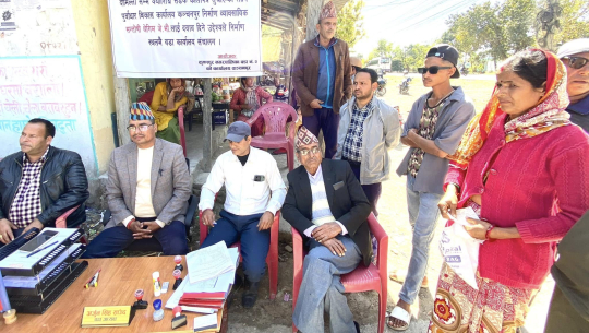 बङ्क–नायल सडक चार वर्षदेखि अलपत्र, विरोधमा सडकमै वडा कार्यालयको सेवा