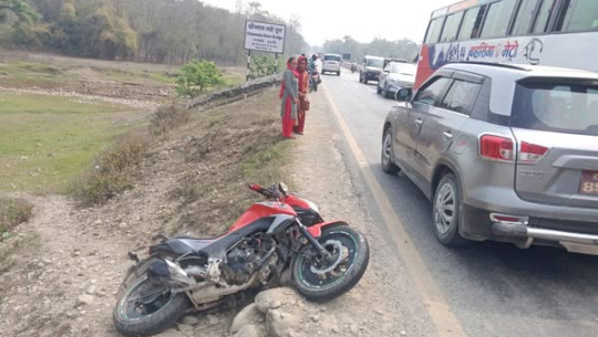 कैलालीमा मोटरसाइकल आपसमा ठोक्किँदा २ जना घाइते