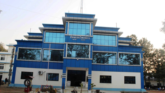 कैलाली प्रहरी कार्यालय प्रवेश गर्ने सेवाग्राहीको मोबाइल थुत्दै