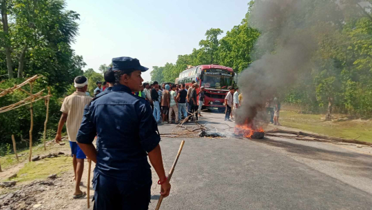 कञ्चनपुरमा महेन्द्र राजमार्ग अवरुद्ध