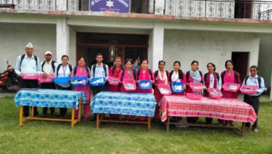 अधिवक्ता जोशीद्वारा विद्यालयलाई शैक्षिक टोकरी सहयोग 