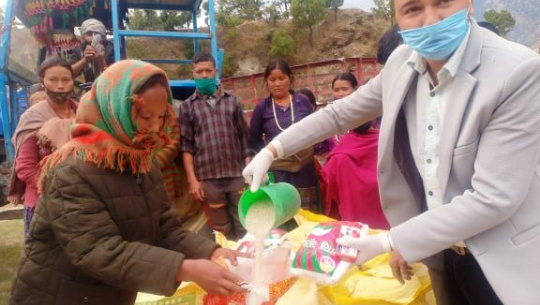 बडिमालिका–८ का वडाध्यक्ष प्रकाश रावल आफ्नो वडामा चामल वितरण गर्दै ।