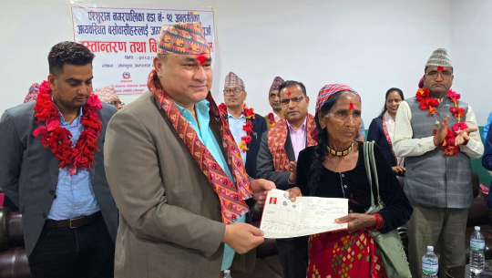 डडेल्धुराको परशुरामका ६४ जना भूमिहीनलाई जग्गा धनी पुर्जा वितरण