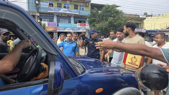 महेन्द्र राजमार्गको झलारीमा अवरुद्ध