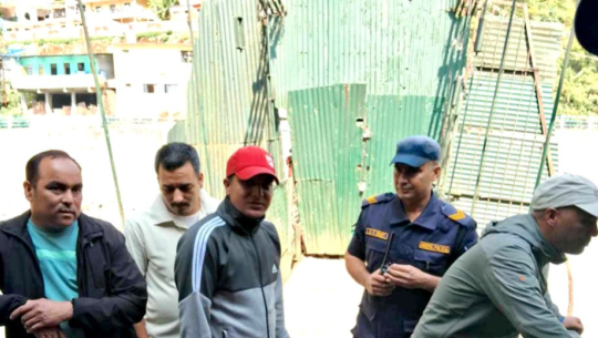 अबैध सामान बरामद गरेको विरोधमा नेपाल–भारत जोड्ने पुलमा ताला