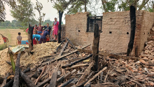 कञ्चनपुरमा एक घरमा आगलागी हुँदा २५ लाखको क्षति