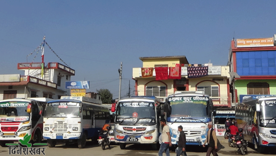 सुदूरपश्चिमका सडकमा गाडीबाट जथाभावी फालिन्छ फोहोर, रोक्ने कसरी ?