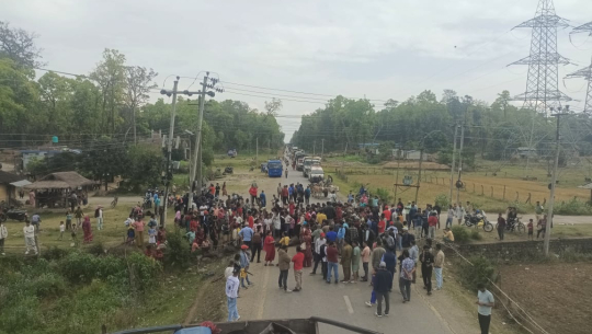 घोडाघोडीको अमखैयामा महेन्द्र राजमार्ग बिहान १० बजेदेखि बन्द