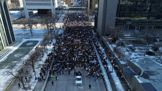 संघीय आप्रवासन कारबाहीको विरोधमा मिनियापोलिसमा प्रदर्शन